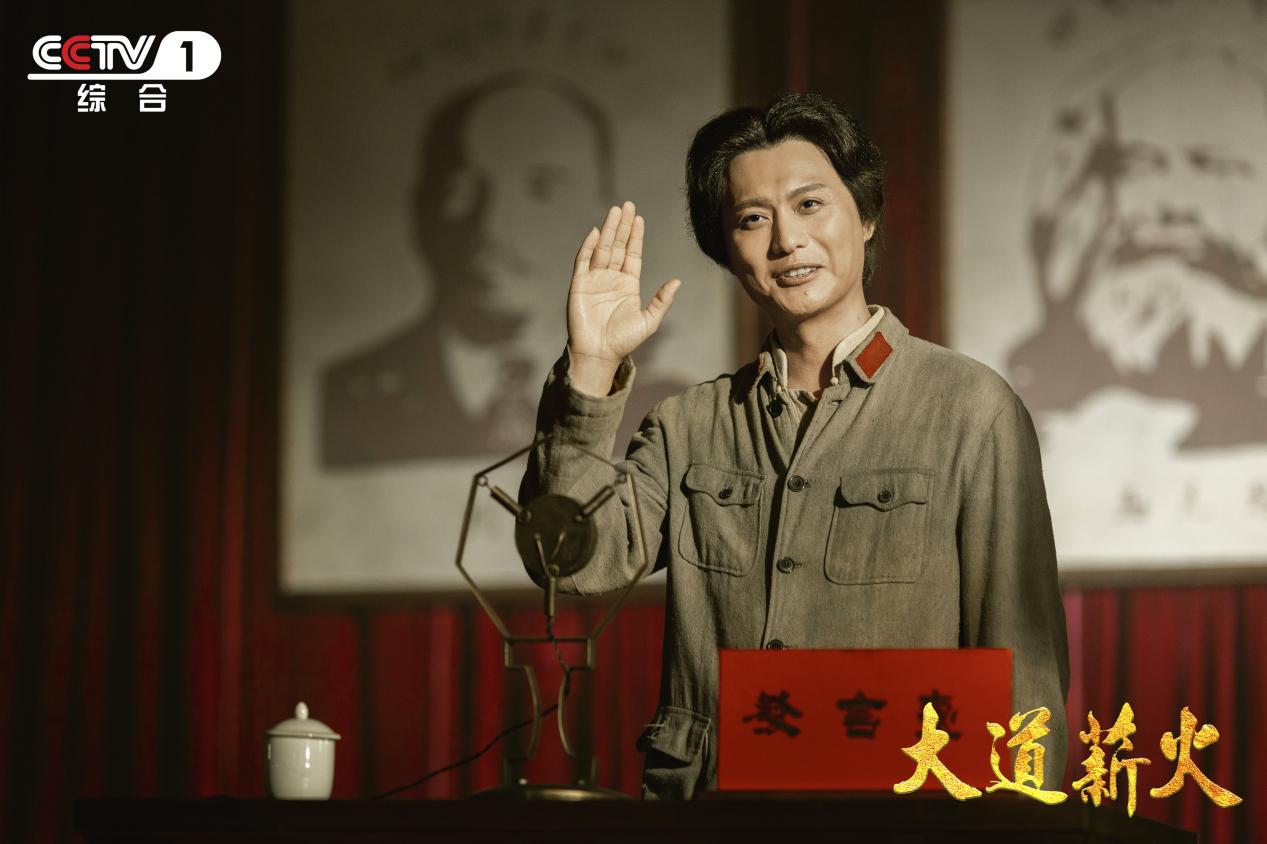 侯京?。翰粩喔卤硌莘绞秸宫F(xiàn)偉人魅力(圖1)