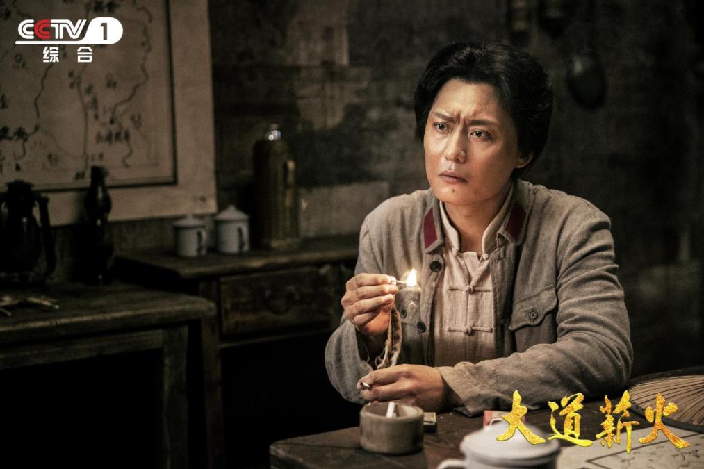 侯京?。翰粩喔卤硌莘绞秸宫F(xiàn)偉人魅力(圖2)