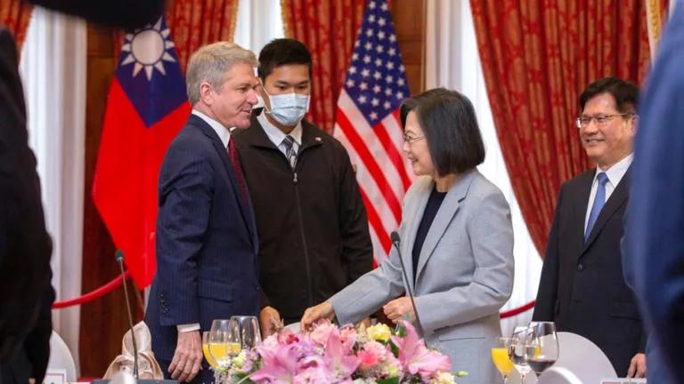 美國警告稱不會被解放軍圍島軍演嚇到，揚言要在臺駐軍，援助武器(圖1)