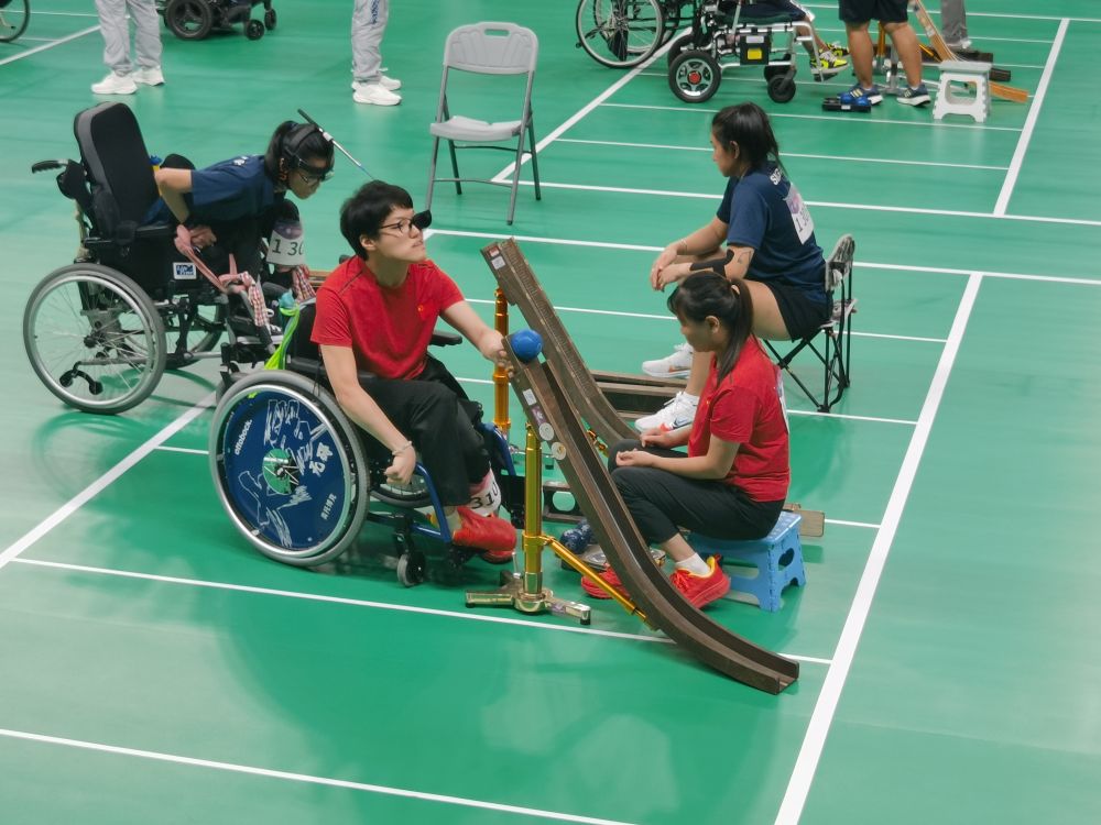 杭州亞殘運(yùn)會丨她是運(yùn)動員、詩人、追星族，她是冠軍楊貝貝(圖2)
