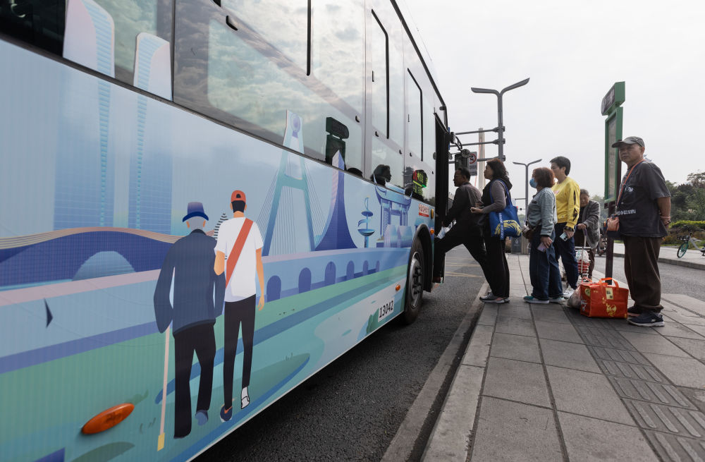 低地板、便民箱、軟座椅 成都“適老公交”讓老人出行更暖心