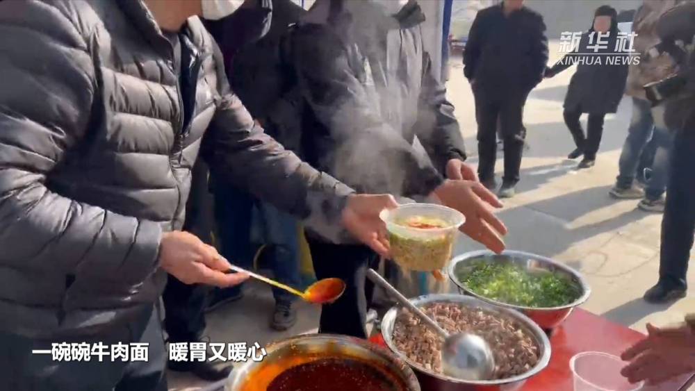 甘肅積石山縣大河村安置點(diǎn)的一碗碗牛肉面 暖胃又暖心(圖2)