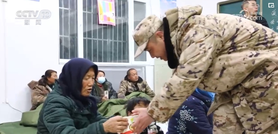 心理疏導、安全檢查、熬制姜湯……武警官兵保障受災群眾度過寒夜(圖4)