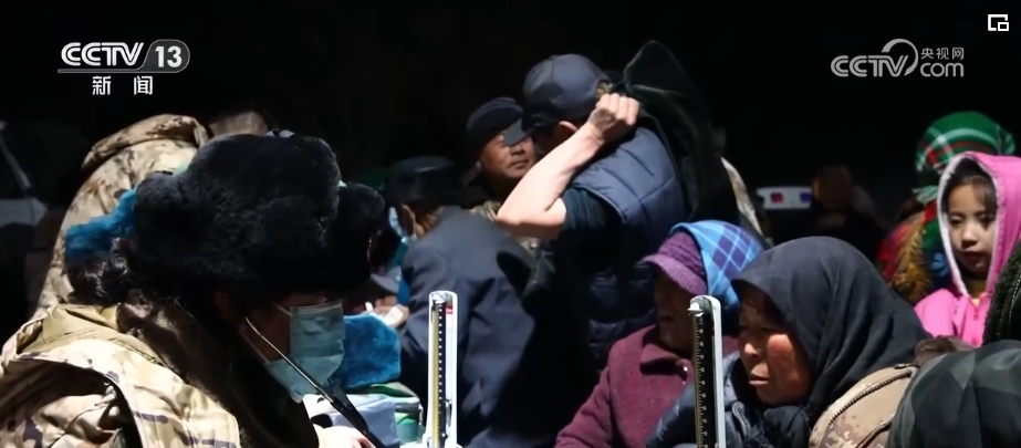 心理疏導、安全檢查、熬制姜湯……武警官兵保障受災群眾度過寒夜(圖2)