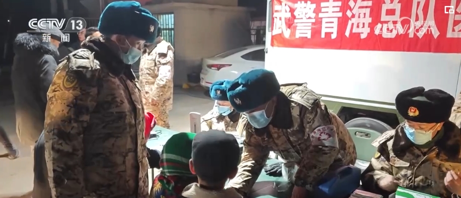 心理疏導、安全檢查、熬制姜湯……武警官兵保障受災群眾度過寒夜(圖1)