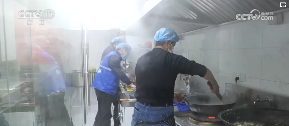 “粥”到暖人心，義診、送春聯(lián) 安置點群眾溫暖過“臘八”(圖5)