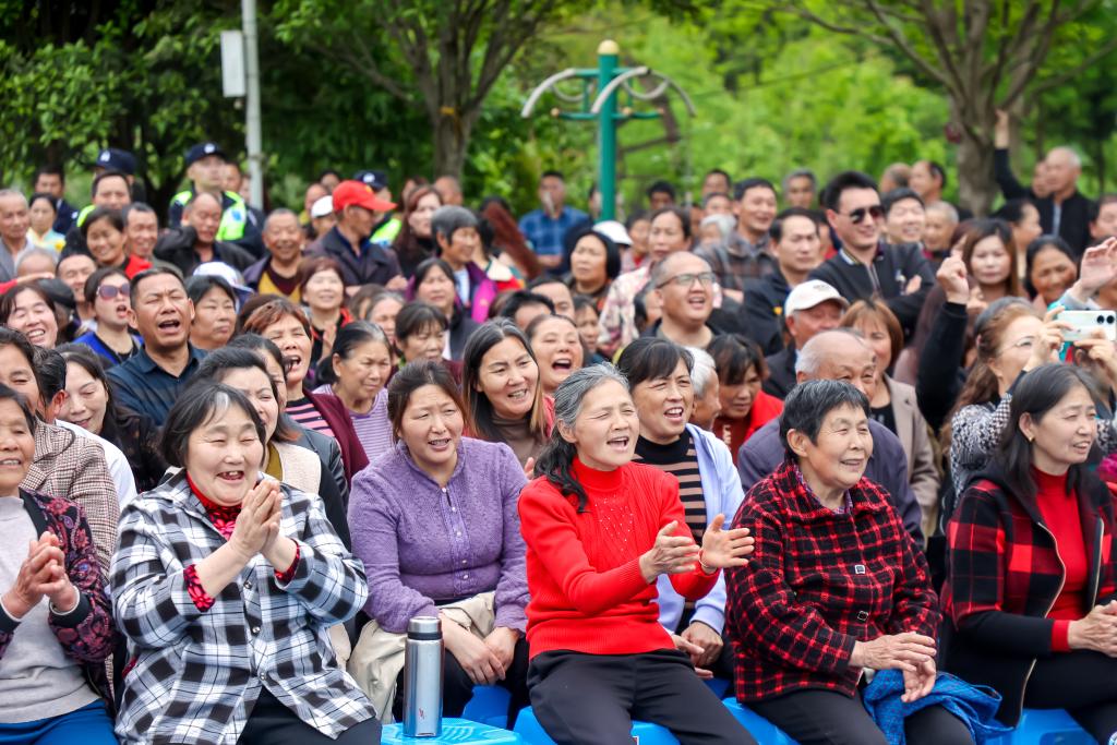 村民樂(lè)呵呵地享受屬于自己的“村晚”。主辦方供圖 華龍網(wǎng)發(fā)