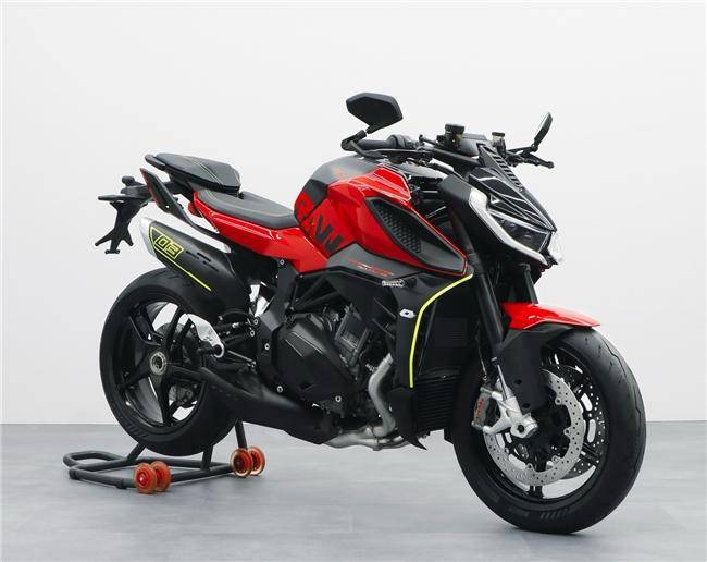 QJMOTOR米蘭展大放異彩，賽1000&追1000，炸街新霸主來襲！(圖6)