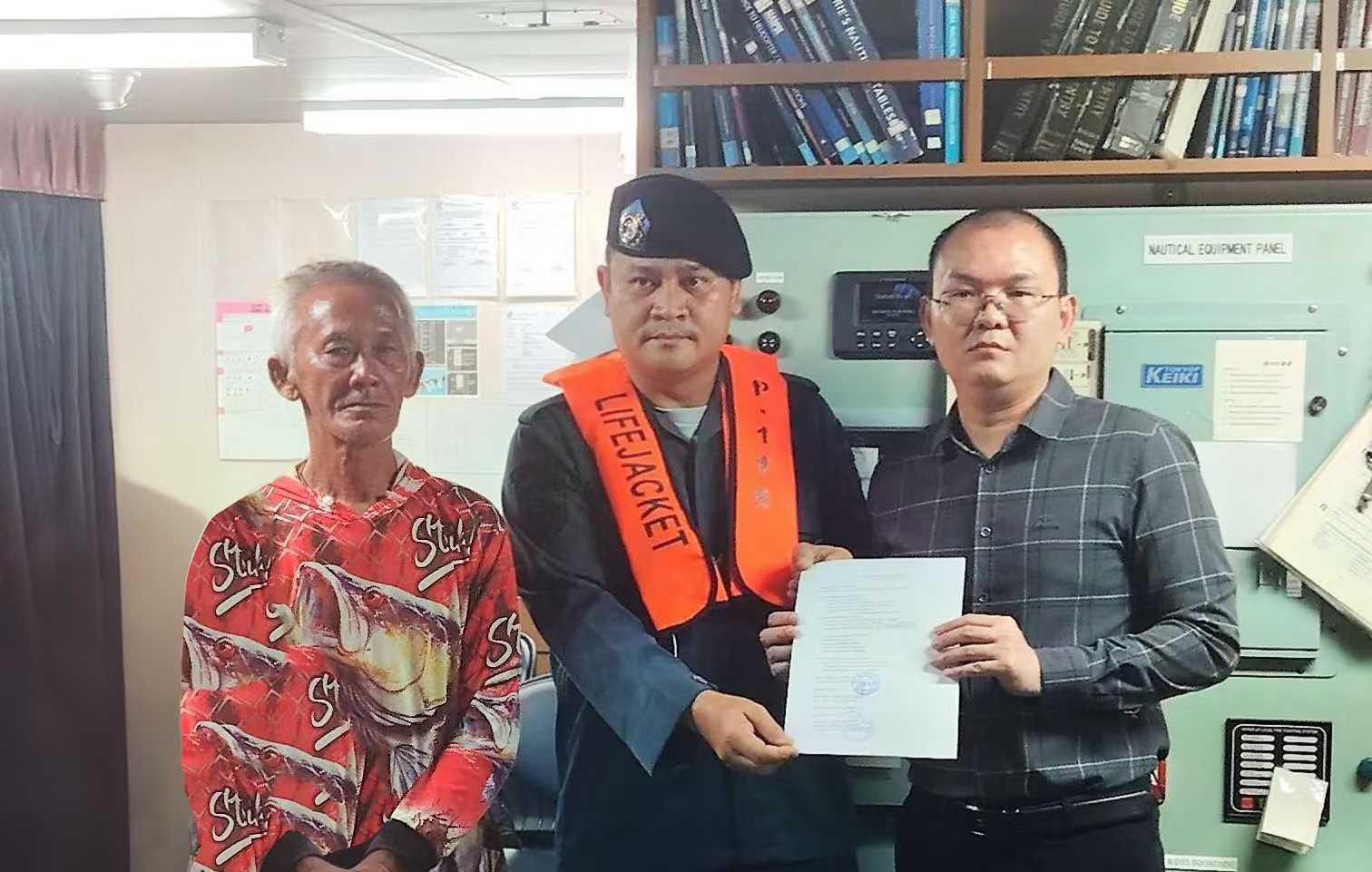 船長、落水漁民和印尼警方合影.jpg