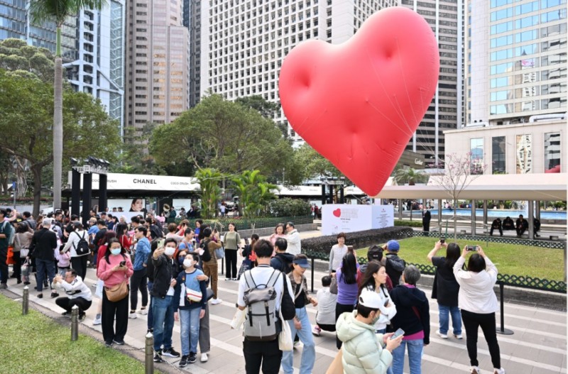 香港文藝大都會新亮點：“胖胖心”巨型紅心設計裝置展出，傳遞愛與正能量