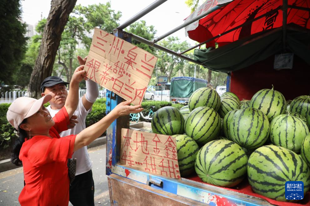 蘭州：應(yīng)季瓜果攤點(diǎn)助農(nóng)增收
