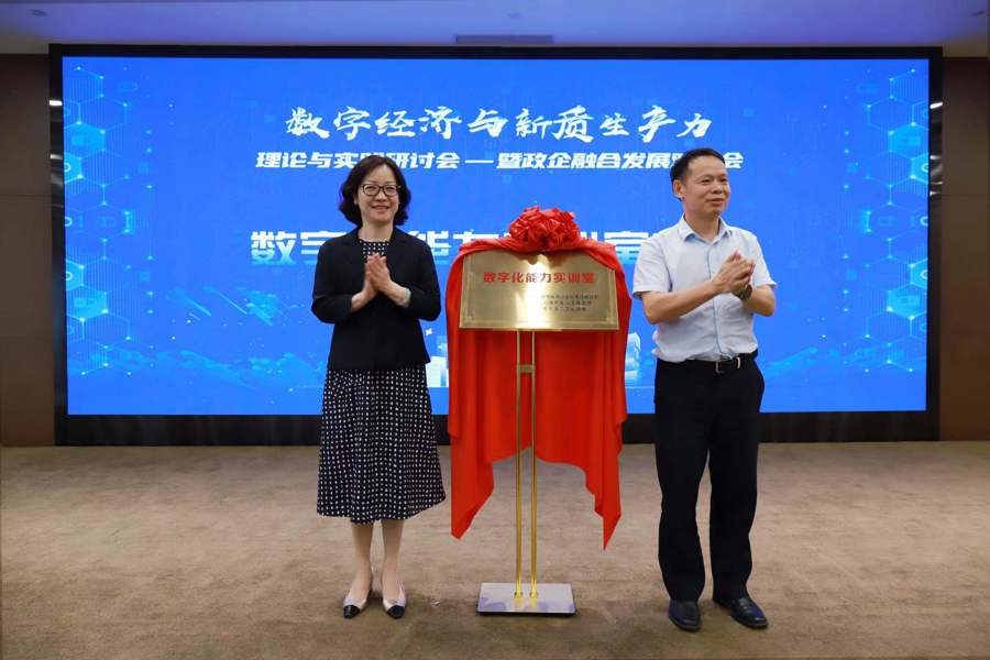 愛(ài)從“頭”開(kāi)始，華師大四附中開(kāi)展為愛(ài)捐發(fā)公益行動(dòng)